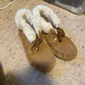 Moccasin slippers, size 8 never worn